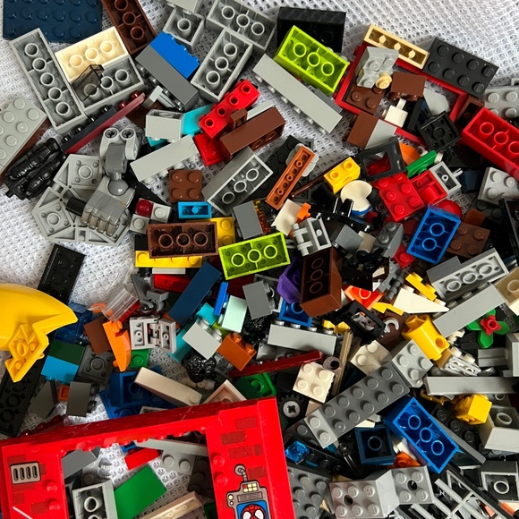 1 kilo of Assorted Lego Pieces in Bright Yellow Lego Box - Picture 4 of 7